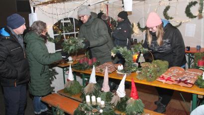 Bild: pi
Anita und Jürgen haben die Auswahl getroffen, und Feuerwehrchef Konstantin Völkl übergibt den Adventskranz.