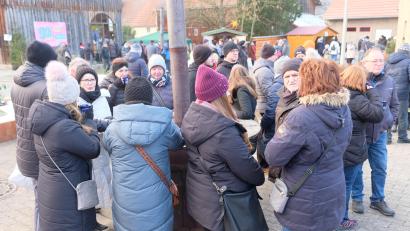 Bild: do
Gemütlichkeit unter freiem Himmel. Bei Minus-Temperaturen trafen sich viele Besucher bei Punsch und Glühwein zum Aufwärmen an den bereitgestellten Öfen.