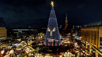 Bild: Dieter Menne/dpa
Auf dem Dortmunder Weihnachtsmarkt wird die Beleuchtung des riesigen Weihnachtsbaums mit 140.000 LEDs angeschaltet.