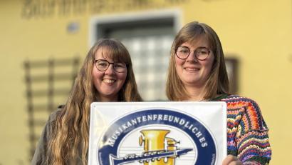 Bild: Uli Piehler
Stolze Besitzer der Plakette "Musikantenfreundliches Wirtshaus": Michaela und Teresa Stauber.