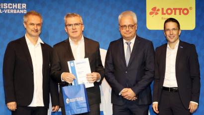 Bild: Philipp Schmatloch/BFV
Wolfgang Weber (Zweiter von links) erhielt den BFV-Ehrenamtspreis. Dem Vorsitzenden des SVSW Kemnath gratulierten (von links) Bundestrainer Christian Wück, Kreisehrenamtsbeauftragter Roman Melzner und BFV-Präsident Christoph Kern.