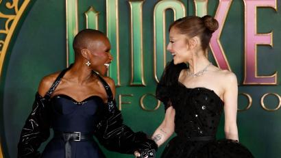 Bild: Millie Turner/Invision/AP/dpa
Cynthia Erivo (l) und Ariana Grande spielen die Hauptrollen in „Wicked“. (Archivbild)