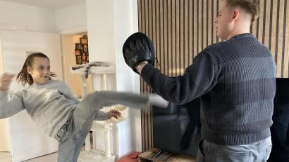 Bild: Stefanie Swann
Vanessa Axt übt mit Bruder Denis das Kickboxen im Wohnzimmer.