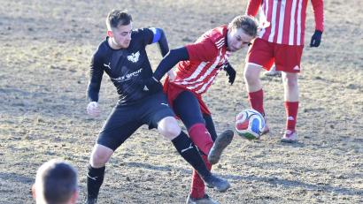 Bild: Hubert Ziegler
Nicht ganz unverfroren holten die Ensdorfer um Kapitän Stefan Grabinger (links) drei Punkte bei der SG Paulsdorf