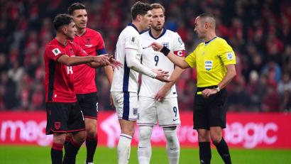 Bild: Bradley Collyer/PA Wire/dpa
Schiedsrichter Marco Guida (r) traf zuletzt auf Bayern-Stürmer Harry Kane (2.v.r.) in der WM-Qualifikation.
