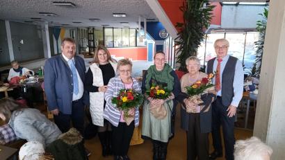 Bild: Sandra Klein
Foto von links nach rechts: Erster Bürgermeister Reinhard Kreuzer (links) und sein Stellvertreter Andreas Hopfner (rechts) würdigen das Engagemen von Tanja Bentele (ab Zweite von links), Brigitte Gritsch, Michaela Gleixner und Monika Gebhard.