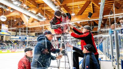 Bild: Elke Englmaier
Zunächst wurde versucht, die defekte Scheibe notdürftig zu reparieren. Doch dieser Versuch misslang.