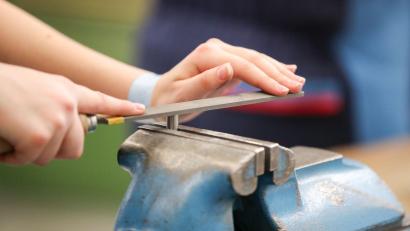 Bild: Jan Woitas/dpa-Zentralbild/dpa
Was für Gymnasiasten das Abitur ist, ist die Abschlussprüfung für die Azubis: Sie markiert das Ende der Ausbildungszeit und dann hoffentlich den Start in ein erfolgreiches Berufsleben. (Illustration)