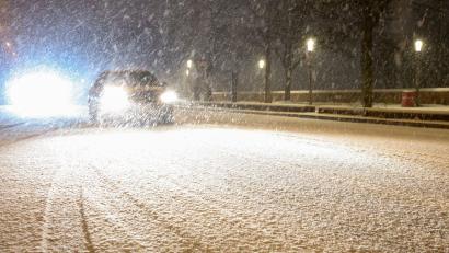 Bild: Bodo Marks/dpa
Der erste Schnee in Hamburg führt gleichzeitig auch zu glatten Straßen (Symbolbild)