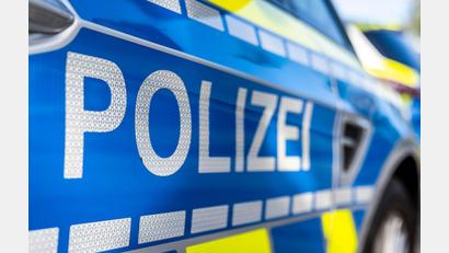 Bild: David Inderlied/dpa
Einsatzkräfte der Polizei müssen in Schwaben einen Störer aus einem Gottesdienst begleiten. (Symbolbild)