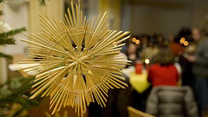 Symbolbild: Franziska Kraufmann / dpa
An Heiligabend finden sich in Weiden wieder 120 Gäste zur Feier für Alleinlebende in der Personalcaféteria des Weidener Klinikums ein.