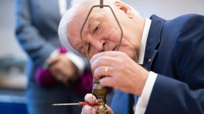 Bild: Sebastian Kahnert/dpa
Bundespräsident Steinmeier legt den Schraubenzieher an