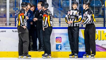 Bild: Tobias Neubert
Franz Vodermeier (Zweiter von links) und Rene Rudorisch (Vierter von links) besprechen mit den Schiedsrichtern das weitere Vorgehen.