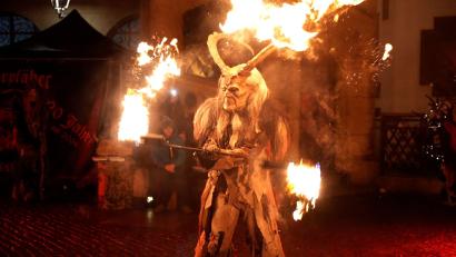 Bild: Jakob Graf
Die Oberpfälzer Schlossteufeln setzen mit ihrer Feuershow den Schlusspunkt beim Kümmersbrucker Weihnachtsmarkt, am 28. November, erstmals auf dem neuen Dorfplatz.