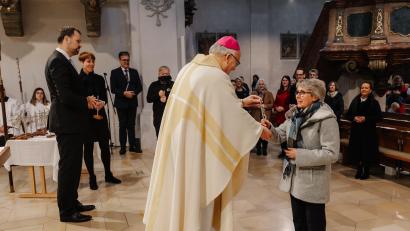 Bild: KEB im Bistum Regensburg/Vanessa Goerke 
Bischof Dr. Rudolf Voderholzer entsendet Martina Schinner in ihren Dienst.