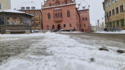 Bild: Tobias Gräf
Eigentlich sollte am Rathaus in Sulzbach-Rosenberg schon der Christbaum stehen, aber wegen des Wintereinbruchs in der Nacht auf Montag, 24. November, musste das Aufstellen verschoben werden.