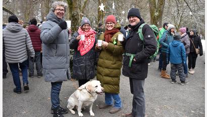 Bild: ubb
Warm gekleidet bei Temperaturen von sechs Grad Minus genossen die Gäste das schöne Wintermärchen vor der Blockhütte, holten sich heißen Glühwein und ließen es sich gut gehen.