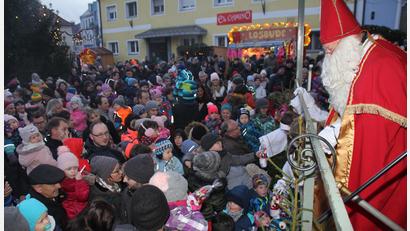 Archivbild: frd
Zum Christkindlmarkt in Oberviechtach am 6. Dezember wird natürlich wieder der Nikolaus erwartet.