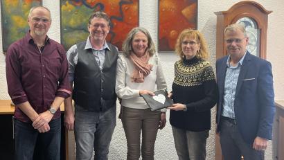 Bild: Stadt Windischeschenbach
3280 Euro überreichten (von links) Armin Karwath, Peter und Albertine Hausner an Petra Käs und Bürgermeister Karlheinz Budnik für das Windischeschenbacher Hilfsprojekt "Bürger helfen Bürgern".