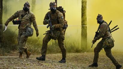 Bild: Markus Rauchenberger/US Army
Das norwegische Team (Mitte und rechts) bei einem simulierten Gasangriff. Der Scharfschütze und sein Beobachter gewannen die "European Best Sniper Team Competition" auf dem Truppenübungsplatz Grafenwöhr.