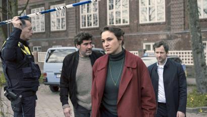 Bild: Georges Pauly/ZDF/Arte/dpa
Ein neuer Fall für Kommissarin Katharina Tempel. Gemeinsam mit ihrem Chef Georg König (2.v.l.) und ihrem Mann Volker ist sie auf dem Weg zum Tatort.