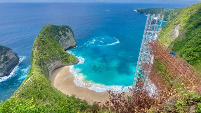 Bild: Putu Utami/dpa
Der Kelingking Beach mit dem T-Rex-Felsen ist ein weltbekanntes Fotomotiv - aber der halbfertige Bau des Glasaufzugs verschandelt den Ausblick. Nun soll er wieder abgerissen werden.