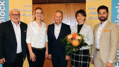 Bild: Einheitsblock Freie Wählerschaft
Fraktionsvorsitzender Willi Ertl (von links) sowie Lisa Dotzler und Dominik Gruber (rechts) von der Vorstandschaft gratulieren Bürgermeisterkandidaten Thorsten Grädler (Bildmitte) und dessen Frau Maria zur einstimmigen Nominierung.