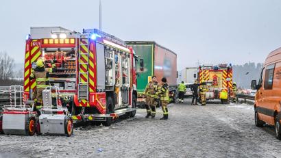 Bild: Jason Tschepljakow/dpa
Auf der Autobahn A 93 bei Ponholz hat sich in der Nacht zum Montag auf schneeglatter Fahrbahn ein schwerer Verkehrsunfall ereignet, bei dem drei Menschen ihr Leben verloren haben.