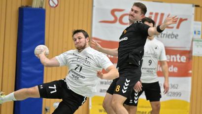 Bild: Hubert Ziegler
Jonas Rohrbach (rechts) von der HG Amberg pflegt in dieser Szene mit Sebastian Mensch (links) von Nabburg/Schwarzenfeld beim Wurf am Kreis nicht unbedingt einen zimperlichen Umgang. Aus:
HG Amberg - Nabburg/Schwarzenfeld 30:32.