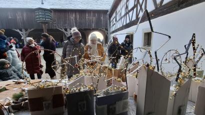 Bild: jua
Das Museumstag bot zum Wintermarkt weihnachtlichen Lichterzauber, der viele Besucher anzog.