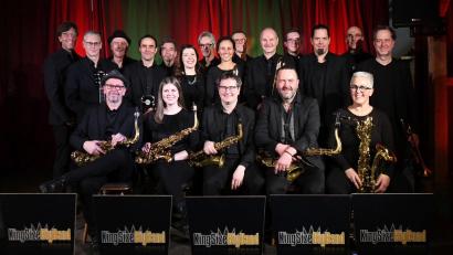 Bild: Thomas Betz/exb
"Leise rieselt der Schnee" mit der King-Size Big-Band und der Sängerin Karin Holz.