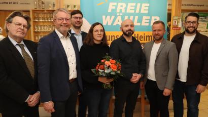 Bild: mrr
Bürgermeisterkandidat der Freien Wählergemeinschaft Rieden-Vilshofen ist Miroslaw Zgrzendek (Fünfter von links), neben ihm Ehefrau Karin. Mit ihm freuen sich Günther Frieser (von links), Hans Martin Grötsch, Christopher Würz, MdL Bernhard Heinisch und Landratskandidat Stefan Kroher.