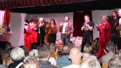 Bild: lep
Die Komödie bot beste Unterhaltung und zeigte, wie facettenreich Amateurtheater sein kann, wenn ein starkes Ensemble gemeinsam an einem Strang zieht.