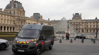 Bild: Thibault Camus/AP/dpa
Die Polizei meldet nach dem Raubüberfall auf den Louvre einen Fahndungserfolg. (Archivbild)