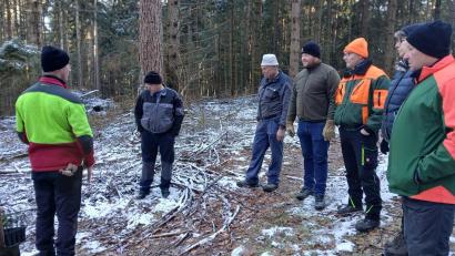 Bild: no
Revierförster Kevin Kraus (links) vermittelte Mitgliedern des Gemeinderats Illschwang interessante Informationen bezüglich des Waldumbaus bei Schöpfendorf.