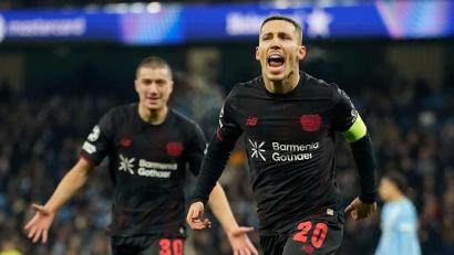 Bild: Dave Thompson/AP/dpa
Leverkusens Alejeandro Grimaldo jubelt nach seinem Treffer zum 1:0.