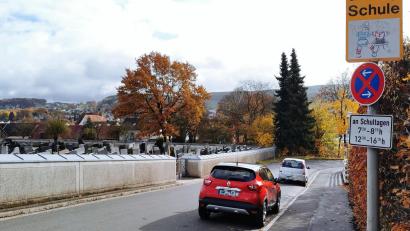 Bild: Portner
Zu eng: In den Zeiten, in denen Schulbusse verkehren, darf in der Martin-Luther-Straße im Bereich Friedhof/Doktor-Eisenbarth-Schule nicht geparkt werden.