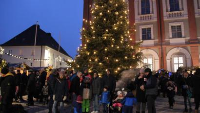 Archivbild: prh
Ein besonderes Erlebnis vor allem für die Kinder war auch im letzten Jahr der Christkindlmarkt der Musikschule vor den Lobkowitz-Schlössern. Heuer findet der Markt erstmals in der Freizeitanlage statt.