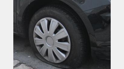 Symbolbild: David Inderlied/dpa
In der Auenstraße in Weiden wurden die Reifen eines Pkw zerstochen.