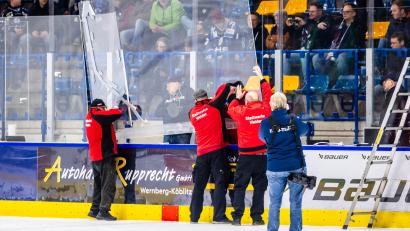 Bild: Tobias Neubert
Der Scheibenbruch vom Sonntag hat für die Blue Devils Weiden nun auch konkrete sportliche Folgen.