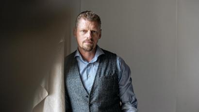 Bild: Puria Safary
Schauspieler Martin Gruber stimmt bei einer Lesung in der Amberger Stadtbibliothek auf die Weihnachtszeit ein.