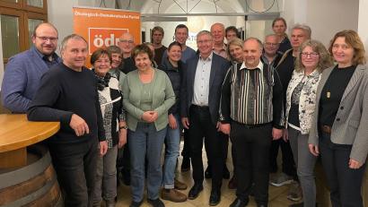 Bild: Uliana Kiseleva
Ein Großteil der 30 Kandidatinnen und Kandidaten der ÖDP Amberg für die Stadtratswahl 2026 in Amberg. Vierter von rechts (vordere Reihe) ist OB-Kandidat Franz Badura.