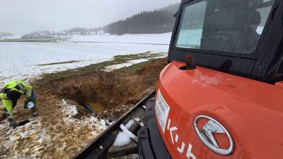 Bild: Markus Bleisteiner
Die Hauptzubringerleitung nahe dem Hochbehälter bei Gehrsricht hatte ein Leck. Mitten im Acker wurde der Boden aufgebaggert. Die Wasserwarte von Illschwang, Poppberg und Schwend arbeiteten unter widrigen Bedingungen mit Hochdruck daran, schnellstmöglich die Versorgung der Illschwanger wieder herzustellen.