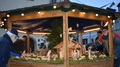 Bild: rgr
Am Montag wurde die Krippe der Schnitzergemeinschaft Grafenwöhr vor dem Rathaus aufgestellt.