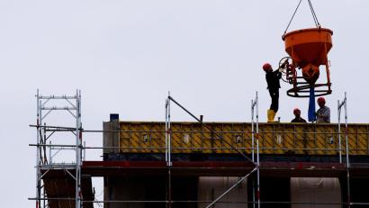 Symbolbild: Soeren Stache/dpa
Mit dem sogenannten Bau-Turbo, der seit Ende Oktober in Kraft ist, haben Gemeinden bei Bauvorhaben künftig mehr Spielraum – aber auch mehr Eigenverantwortung.