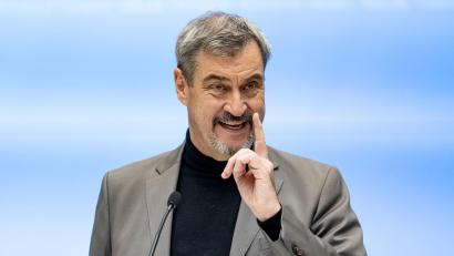 Archivbild: Fabian Sommer/dpa
Markus Söder erntet aktuell ordentlich Kritik von jungen Eltern.