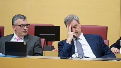 Bild: Malin Wunderlich/dpa
Ministerpräsident Markus Söder (CSU, rechts) musste sich viel Kritik anhören.