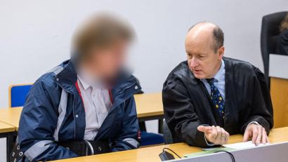 Bild: Armin Weigel/dpa
Vor dem Landgericht Landshut geht der Prozess gegen einen Mann zu Ende, der laut Anklage eine Pizzabotin zu erstechen versucht hat. (Archivbild)
