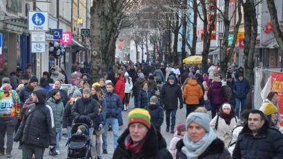 Bild: Kunz
Trotz oder vielleicht sogar aufgrund der Kälte ist der verkaufsoffene Kathreinsonntag in Weiden so gut frequentiert wie lange nicht. Kaufwillige aus der Stadt und dem Umland decken sich mit warmer Kleidung und Geschenken für Weihnachten ein.