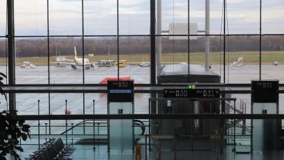 Bild: Sascha Thelen/dpa
Notausgänge führen zum Rollfeld.